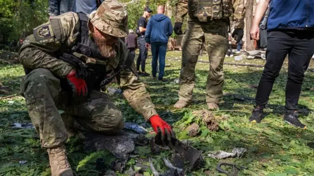 Vojnik gleda ostatke bombe