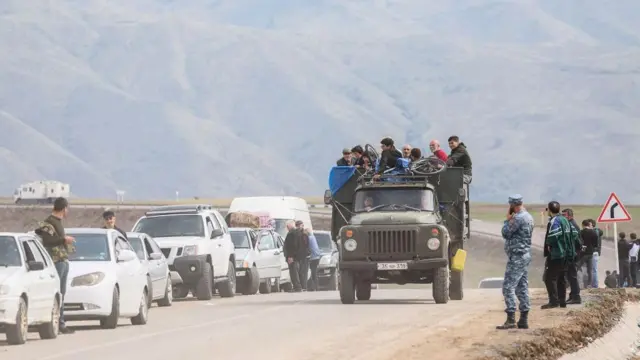 На выезде из Карабаха в сторону Армении скопилась огромная очередь