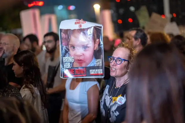 Les familles et les amis des Israéliens retenus en otage par le Hamas à Gaza se sont rassemblés sur la "Place des Otages" devant le Musée d'Art de Tel Aviv, pour demander au gouvernement israélien de prendre des mesures immédiates pour la libération des otages. Cet événement a eu lieu le 28 octobre.