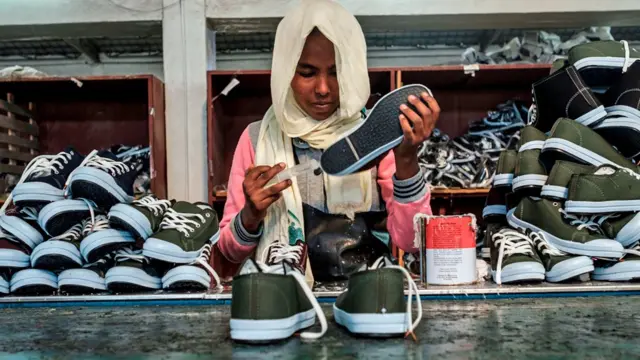 Un travailleur sur une chaîne de montage dans une usine de chaussures en Éthiopie - 2019