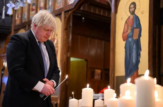 Борис Джонсон, немало сделавший для помощи Украине за время своего премьерства, в годовщину войны посетил поминальную службу в лондонском соборе Украинской греко-католической церкви