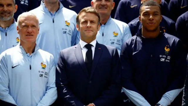 بازدید رئیس‌جمهور فرانسه، مکرون (وسط) از تیم فرانسه قبل از عزیمت به یورو ۲۰۲۴ 
