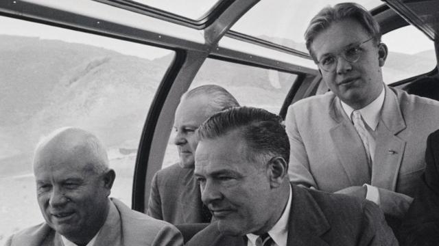 На пути из Лос-Анжелеса в Сан-Франциско 20 сентября 1959 года. Слева направо в первом ряду Никита Хрущев и американский дипломат Генри Кэбот Лодж, во втором ряду советский посол в США Михаил Меньшиков и Сергей Хрущев