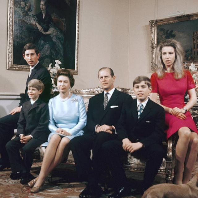 Королевская семья в Букингемском дворце. В семье четверо детей - принц Чарльз, принцесса Анна, принц Эндрю и принц Эдвард