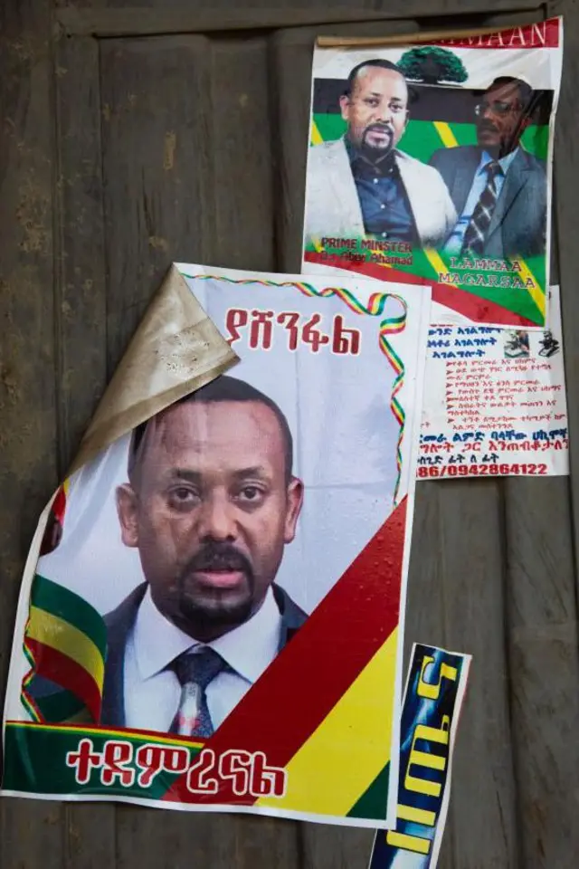 ጠቅላይ ሚኒስትር ዐቢይ አህመድን የሚያሳይ ግድግዳ ላይ የተለጠፈ ፖስተር