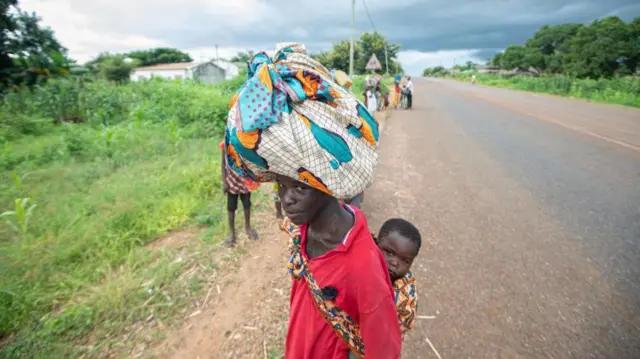 Des personnes déplacées de la province de Cabo Delgado marchent dans les rues de Namapa, dans le district d'Erati à Nampula, au Mozambique, le 27 février 2024.