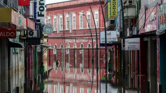 Rua alagada no centro de Porto Alegre em 13 de maio de 2024