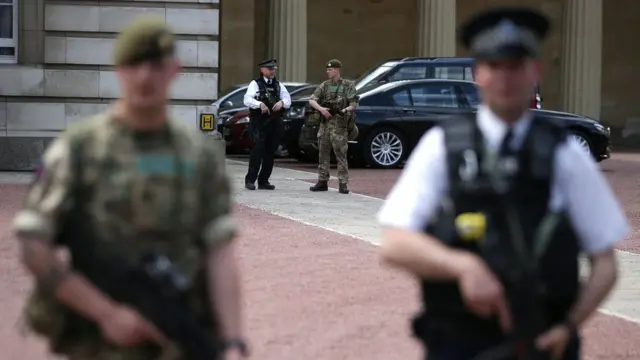 Вооруженная охрана у правительственного здания в Лондоне