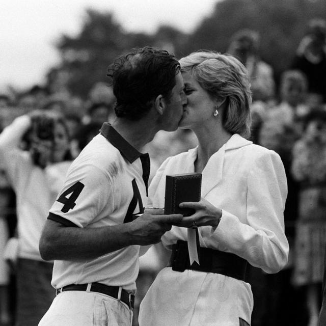 После игры в поло с командой Чили принц Чарльз целуется со своей женой, принцессой Дианой