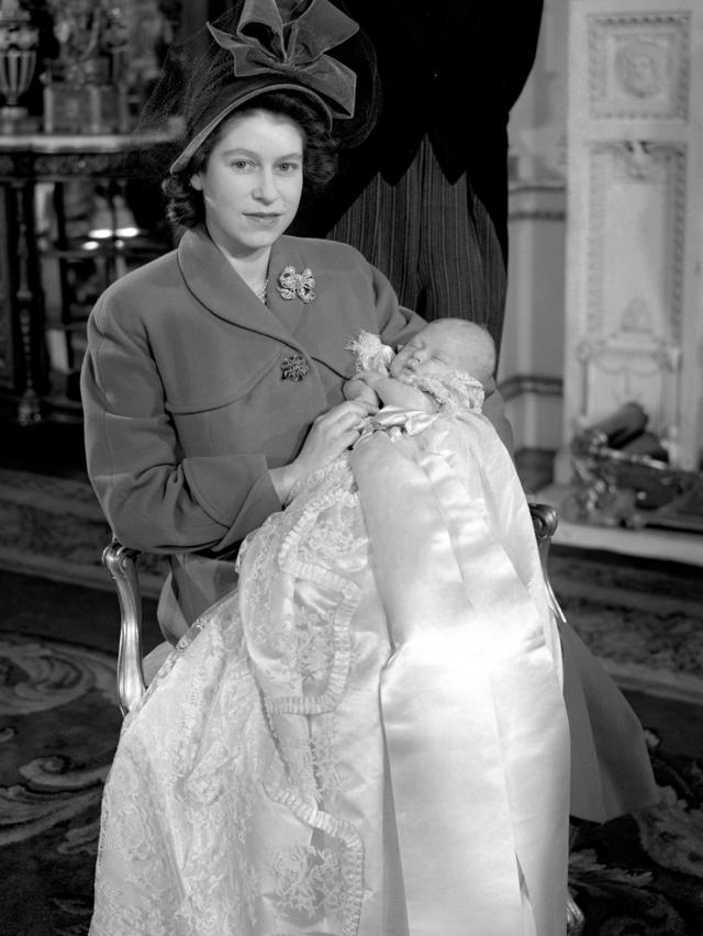 Принцесса Елизавета и ее новорожденный сын после церемонии крещения в Букингемском дворце