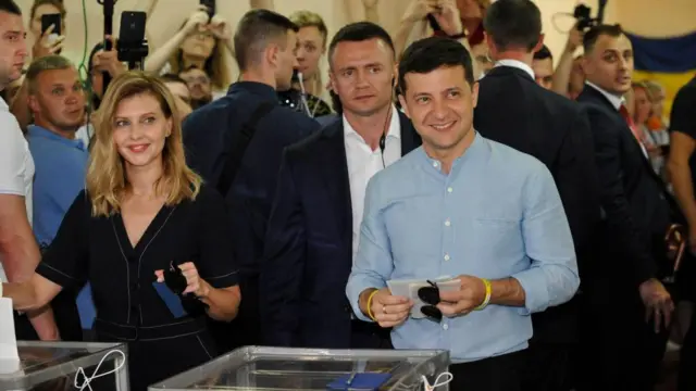 Zelensky et son épouse Olena Zelenska au bureau de vote