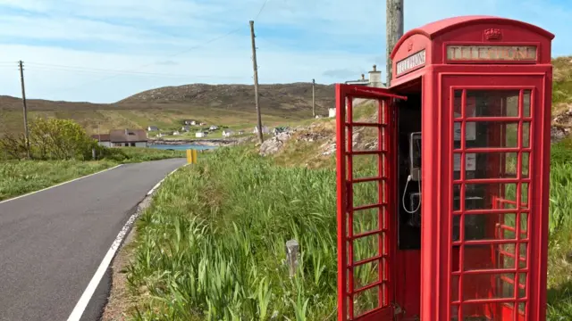Телефонная будка в сельской местности