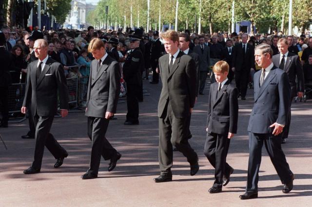 Герцог Эдинбургский, принц Уильям, Эрл Спенсер, принц Гарри и принц Чарльз следуют за гробом принцессы Дианы