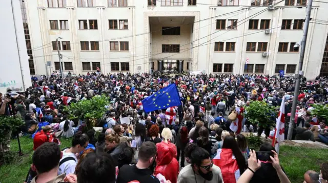 Протесты перед зданием парламента в Тбилиси, 28 мая 2024г