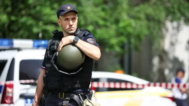 Полицейский на месте задержания подозреваемого 