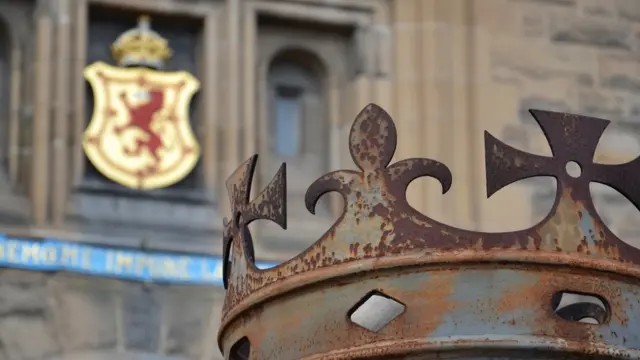 Корона у входа в Эдинбургский замок