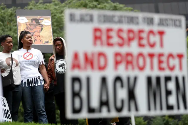 Активисты "Партии новых Черных пантер" требуют, чтобы полиция проявляла больше уважения к чернокожим