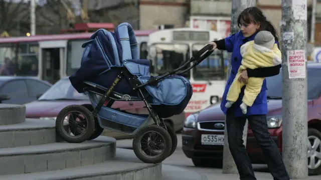 женщина с ребенком и коляской