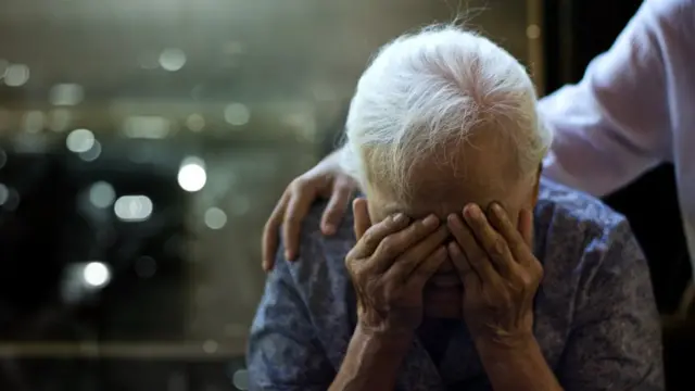 Пожилая женщина плачет