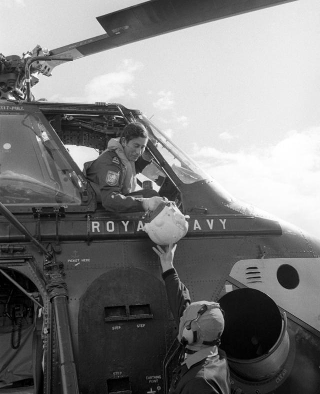Принц Чарльз готовится полететь на вертолете