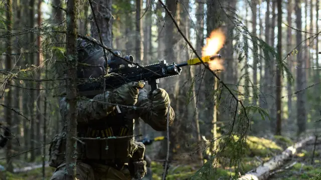 Trident Juncture 2018. Британский солдат во время учебного боя в лесу