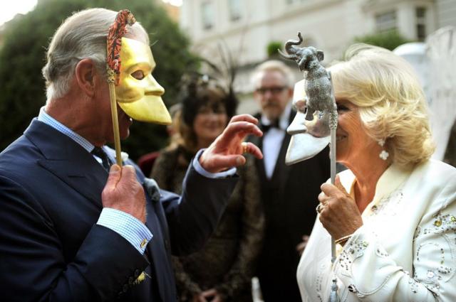 Принц Чарльз и герцогиня Корнуольская позируют с масками