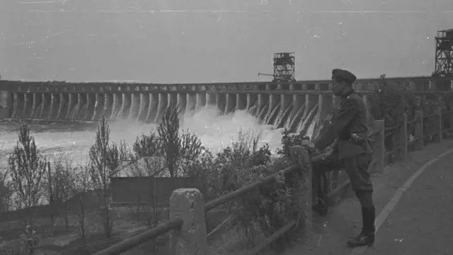 Архивная фотография, солдат Германии в 1943 году рядом с плотиной ДнепроГЭС