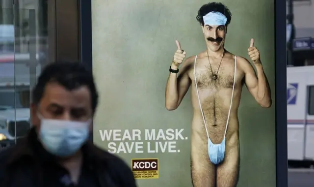 В ознаменование пандемии Борат сменил свой знаменитый "манкини" на "маскини", сделанный из маски для предотвращения коронавируса