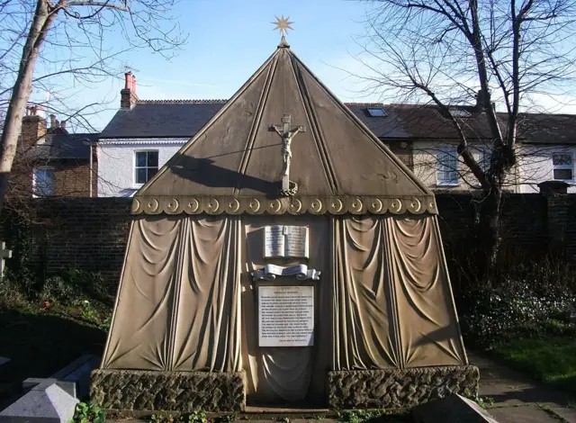 Мавзолей Бёртона и его жены на католическом кладбище в лондонском районе Мортлейк
