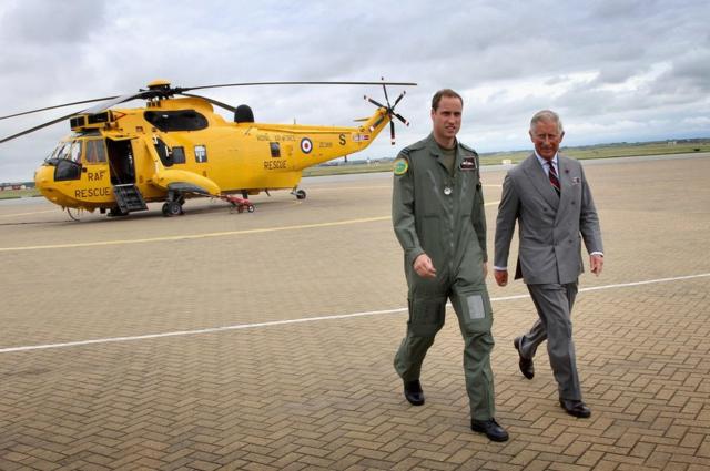 Принц Уильям, получивший титул герцога Кембриджского, показывает отцу военные вертолеты