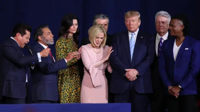 Трамп молится с евангелистами в 2020 году