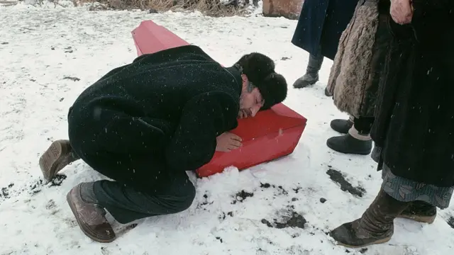 Отец прощается с сыном, погибшим в землетрясении 7 декабря 1988 г