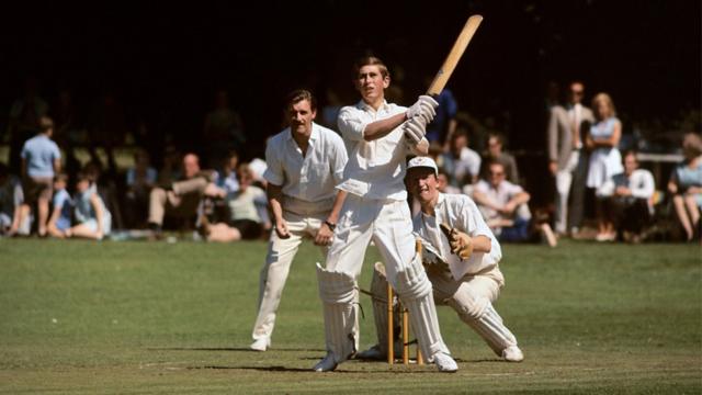 Принц Чарльз играет в крикет