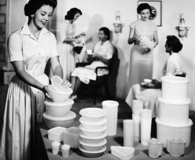 Американские домохозяйки обмениваются посудой Tupperware в 1950 году