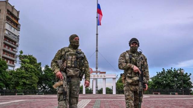 Російські військові патрулюють вулиці окупованого Мелітополя