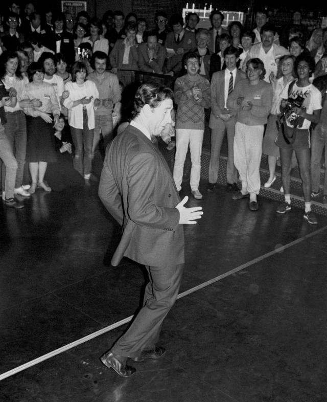 Принц Чарльз танцует брейк на дискотеке в Сассексе