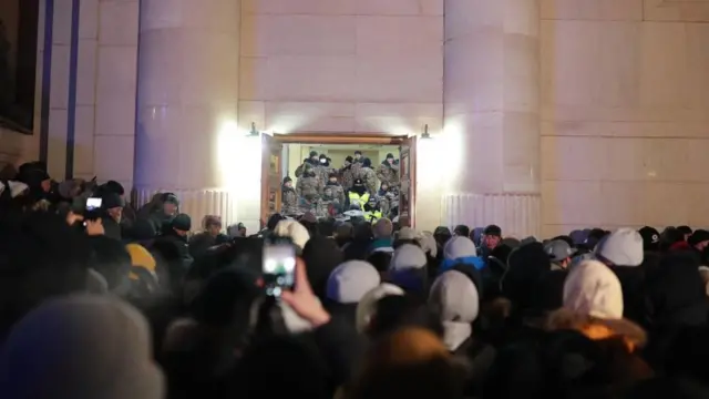 Протестующие пытаются ворваться в дом правительства Монголии
