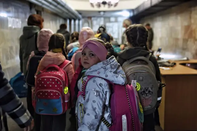 Des enfants ukrainiens vont en classe dans une salle de classe improvisée dans les tunnels du métro à Kharkiv pendant l'offensive lancée par la Russie cette semaine.