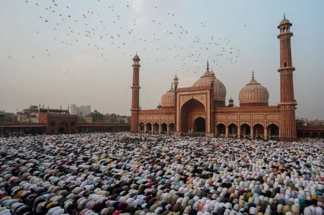 Les musulmans prient à la mosquée Jama, qui servait de mosquée royale à l'époque moghole.