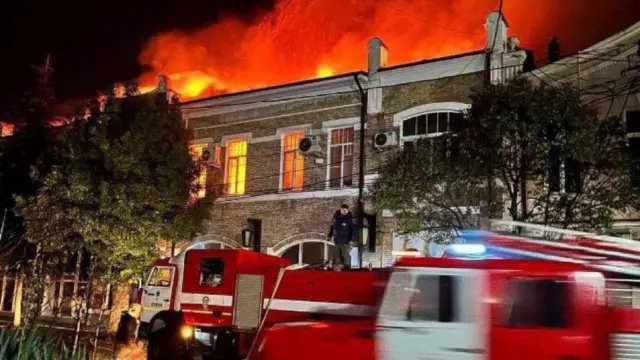 Пожар в здании центрального выставочного зала в Сухуми