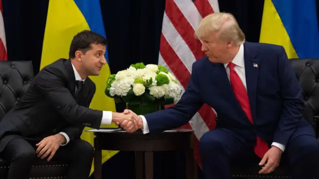 Poignée de main entre Zelensky et Trump