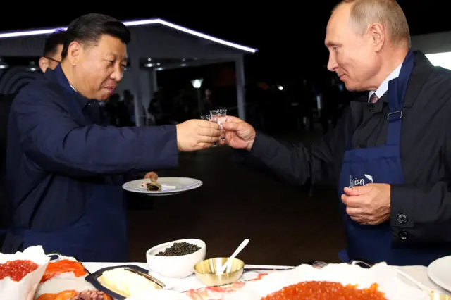 Путин и Си — «дорогие друзья». Тут они выпивают во Владивостоке в 2018 году