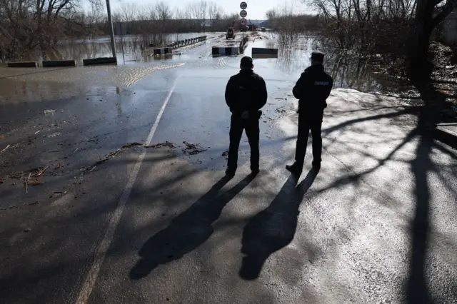 Сотрудники полиции у подтопленного Мало-Чаусовского моста