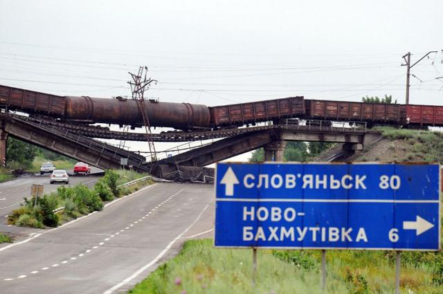 Взорванный мост на дороге 