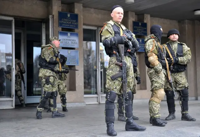 вооруженные люди у администрации Славянска