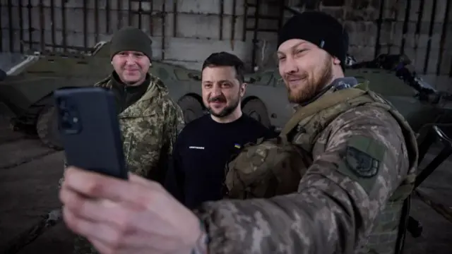 M. Zelensky pose pour une photo avec des soldats ukrainiens lors de sa visite sur la ligne de front de Bakhmut