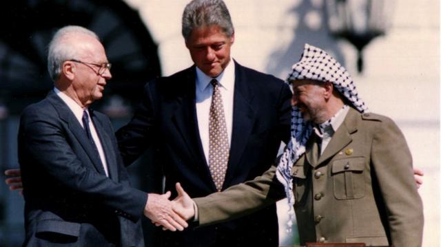 Dường như khả năng có được một nền hòa bình là khả thi vào đầu những năm 1990 khi các hiệp định Oslo được ký kết. Thủ tướng Israel Yitzhak Rabin và Tổng thống Palestine Yasser Arafat bắt tay Tổng thống Mỹ Bill Clinton vào năm 1993