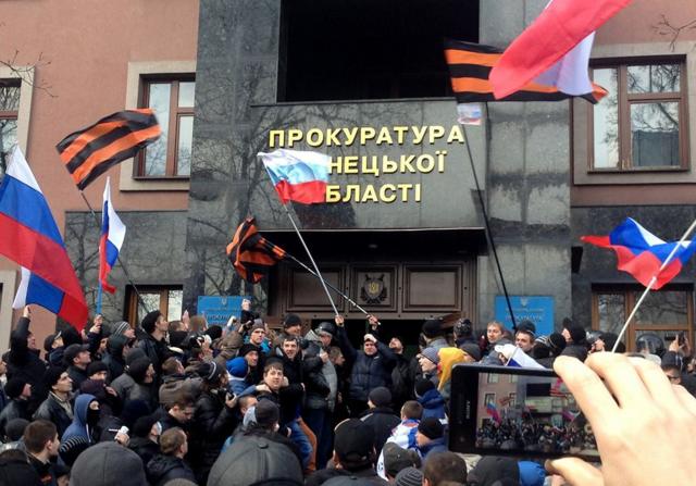 Толпа у здания областной прокуратуры в Донецке