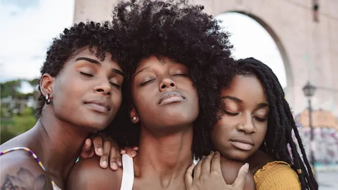 Femmes noires avec des cheveux au vent