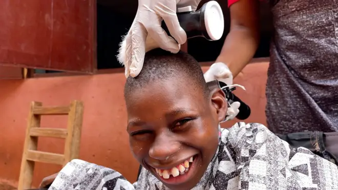 Meet Chiamaka Dilo, di undergraduate wey dey like to cut hair of old pipo and children wit special needs.